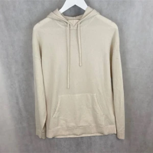 Massimo dutti kashmirhoodie  - Fint skick! Modellen är 185 och bär L passar M. 100% Kashmir 