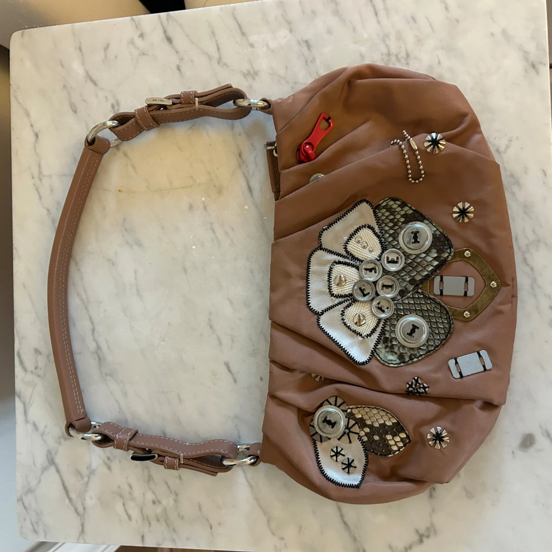 Beige axelväska från Prada med detaljer - 2