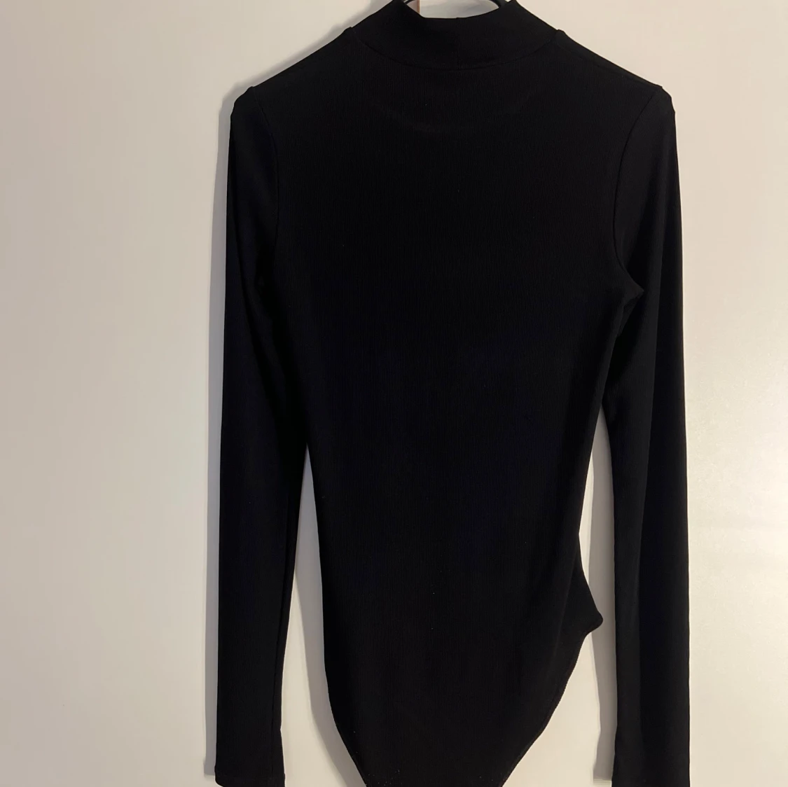 Svart ribbad polotopp från H&M - 2