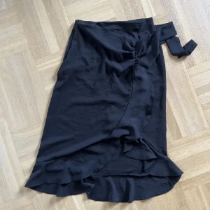Kjol med volang - Kjol från chiquelle i väldigt fint skick! Svart men på andra bilden ser man bättre hur modellen ser ut 