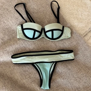 Victorias secret bikini - Den SNYGGASTE bikinin!!! Liknar de från triangl men är från Victorias secret🩷 överdelen är storlek 32a och underdelen är xs! Underdelen är något fläckig på utsidan, se bild 3