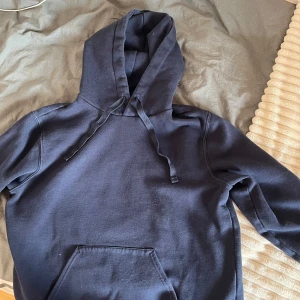 Mörkblå hoodie från björnborg - En basic mörkblå hoodie med stor huva och dragsnören. Den är i storlek M men skulle säga S. Läs bio💞
