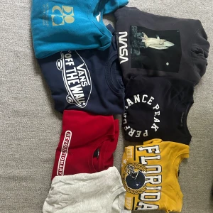 Mix av college-tröjor med tryck - Säljer ett paket med sju college-tröjor i olika färger och tryck, bland annat från Vans, pull&bear och Ginatricot. Tröjorna är alla i storlek S/M. Säljes antingen som ett enda paket, för ett bra rabatterat pris eller styckpris om du bara är intresserad av en/några av tröjorna. Kontakta mig för mer bilder/information. 