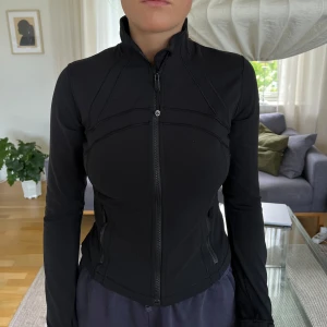 Lululemon - Definejacket - Svart Lululemon definejacket som är mycket sparsamt använd.   Köpt i december 2024 för 1280kr.   Storlek : 10 (motsvarar S/M)