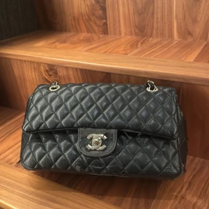 Chanel väska - Chanel väska, vet ej om den är äkta därav priset. Den har även defekter som ni kan se