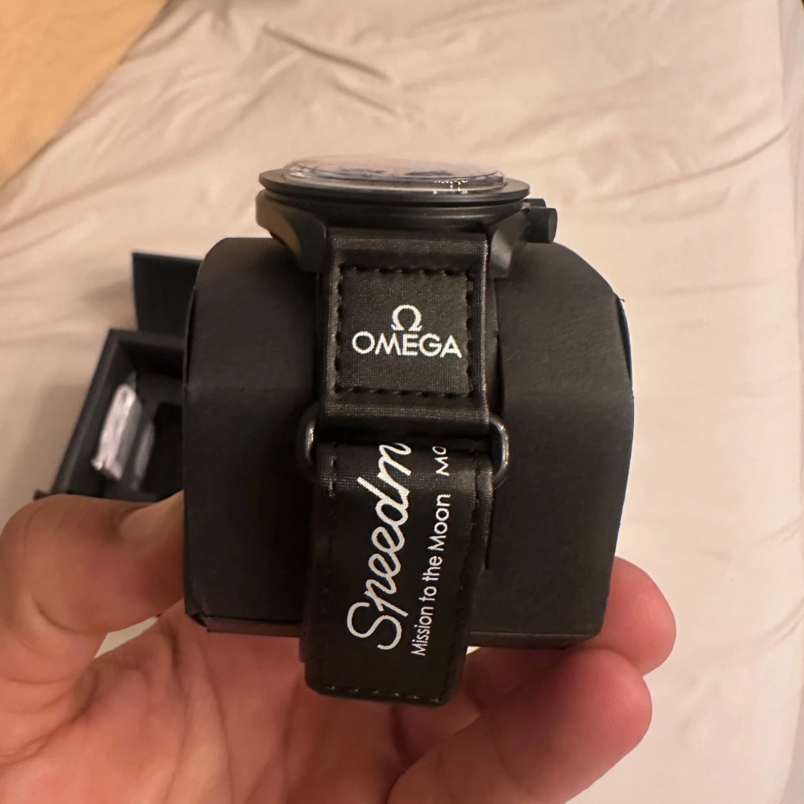 Säljer en helt ny och oanvänd SwatchMission to the MoonPhase Bioceramic MoonSwatch.  - 3