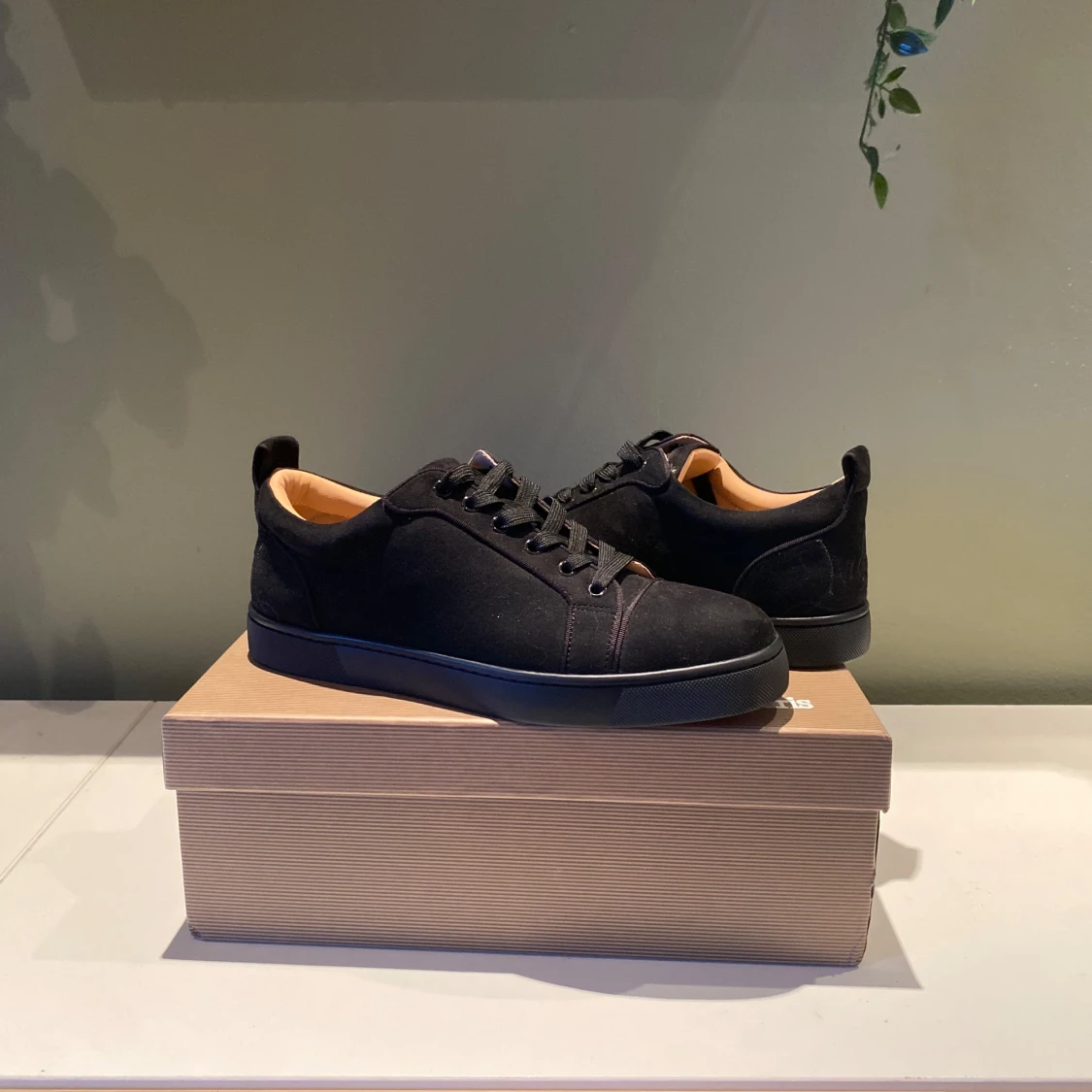 Svarta sneakers från Louboutin - 2