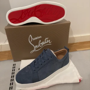 Louboutins  - Säljer nu dessa sprillans nya louboutinsen. De är i strl 41. Du får med allt som visas på bilderna dvs skor, dustbag, box osv. Mer loubs finns i min profil. Bara att skriva ett DM vid intresse!