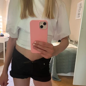 Jeansshorts - Jag säljer dessa svarta jeansshorts från Gina Tricot i storlek S. De är i en highwaist modell med uppvika ben. På de bilder där jag har på mig shortsen har jag vikt upp längst ner och vikt ner längst upp eftersom att jag tycker att det är snyggast. Pris kan diskuteras!🩷 Skriv vid frågor ( ex. Midjemått, osv ).☀️