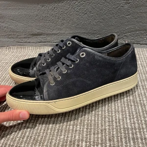 Lanvin skor - Hej! Vi säljer nu dessa riktigt schyssta Lanvin skor i använt skick! Begränsat antal box och dustbags. Vi rekommenderar att gå ner en storlek. Hör av dig vid frågor! 