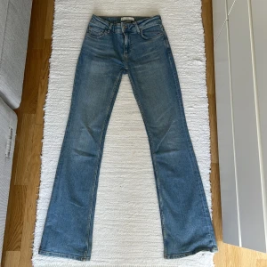 Lågmidjade bootcut jeans  - Säljer dessa snygga jeans då de inte kommer till användning lika mycket längre!! Sjukt fina och är i bra skick. Skriv vid frågor!!💞💞💞💞🥰
