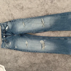 Zara Jeans - Dessa trendiga Zara jeans som inte går att köpa längre och är helt slutsålda! Endast använda några få gånger och är i nyskick!!