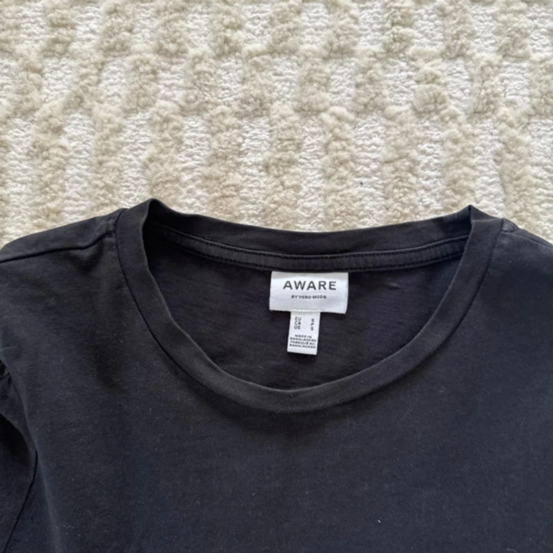 Svart topp med puffärm från Aware - 2