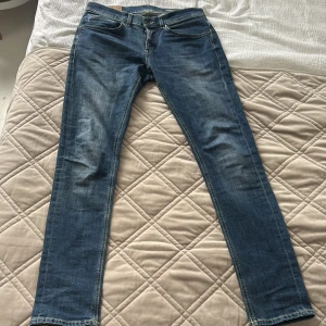 Dondup george skinny fit - Snygga blå skinny jeans från dondup med klassisk femficksdesign och kontrastsömmar. Jeansen har en smal passform och är tillverkade i stretchigt denim. Skriv om funderingar osv 