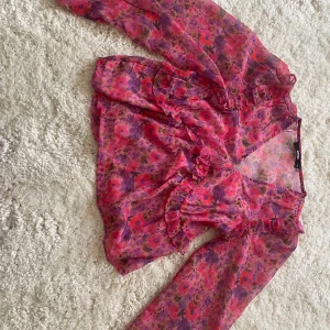 Supersöt blus - Så så fin blus som bara har blivit använd 1 gång 💞 Sjukt fina färger nu till sommaren, köpt på BikBok för 400. Pris går att diskuteras!!
