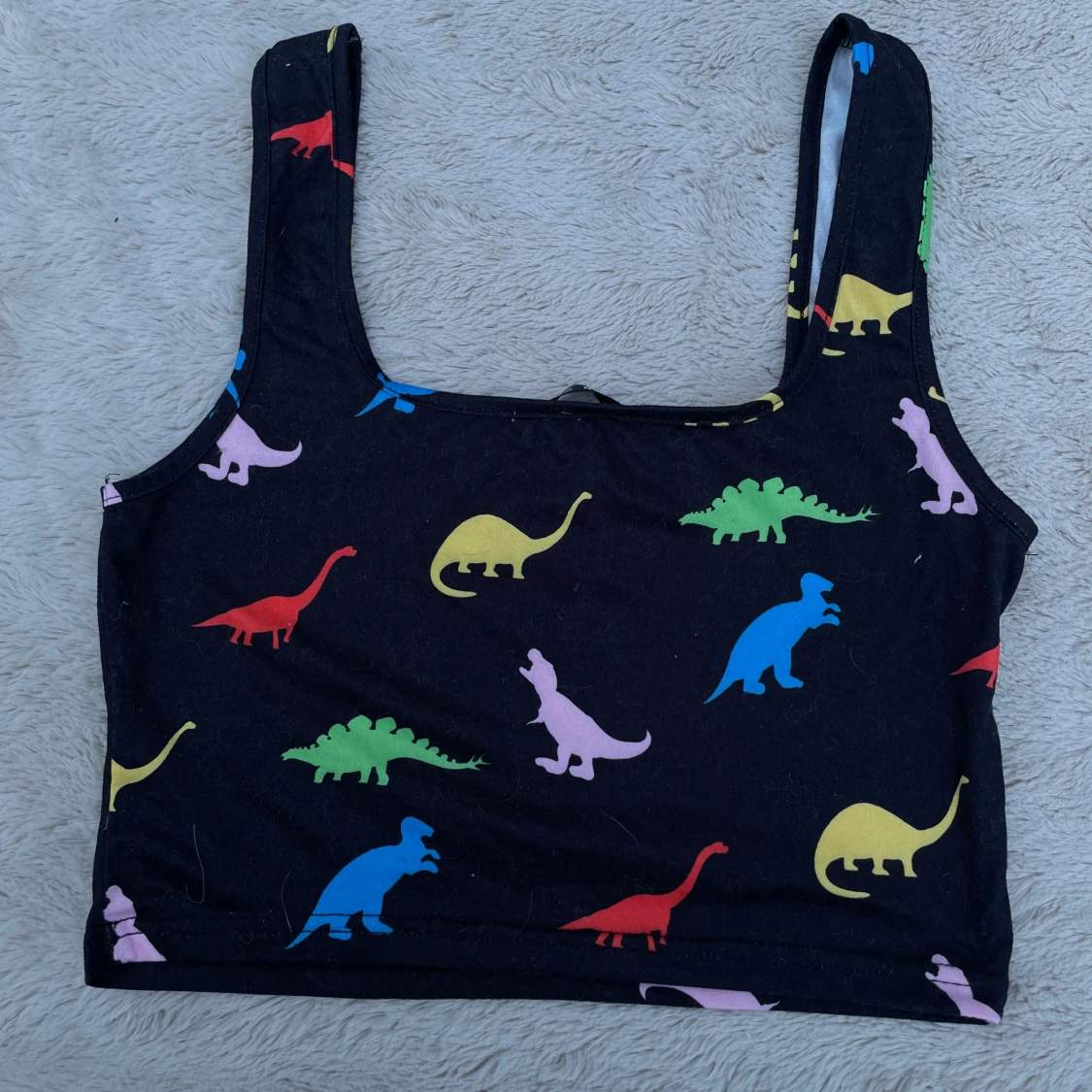 Svart crop top med färgglada dinosaurier - 3