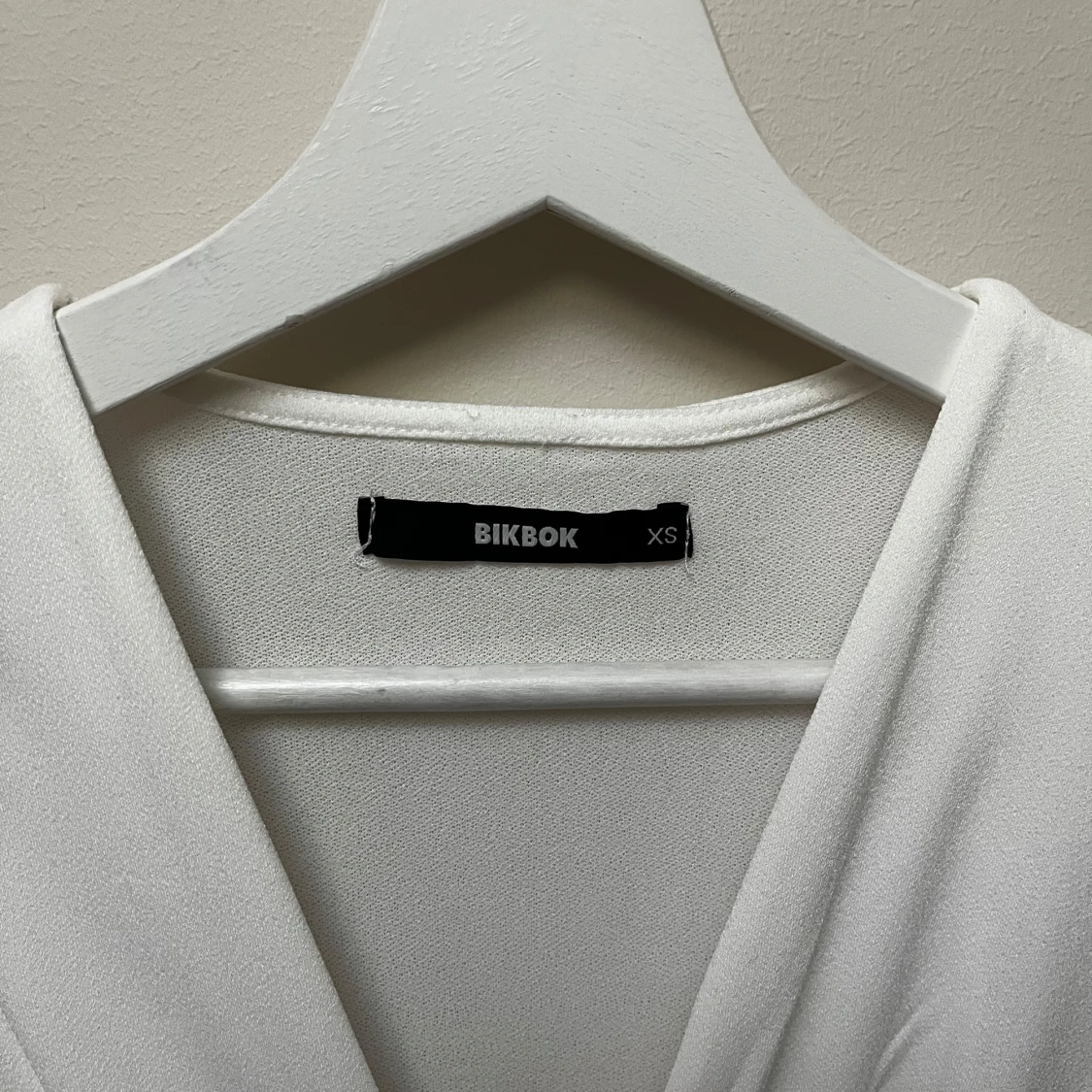 Vit omlottklänning från BikBok XS - 1