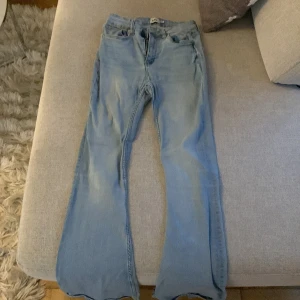 Ljusblåa flare jeans från 157 - Säljer ett par ljusblåa jeans från 157 i modellen Snake Flare. Jeansen har klassisk femficksdesign, utsvängda ben och normal passform. Perfekta för dig som gillar retrovibbar och vill ha ett par riktigt snygga flare jeans i jeansmaterial.