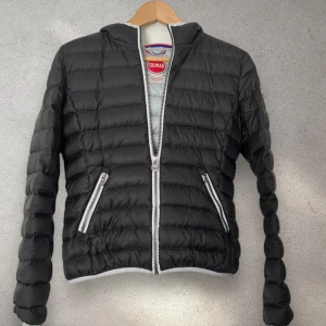 Svart pufferjacka från Colmar - Svart Colmar pufferjacka XS Snygg och stilren pufferjacka från Colmar med silvriga dragkedjor och logga på ärmen. Kort modell i quiltad design. Skick: som ny. 🖤 Storlek XS 💸 Nypris ca 2500 kr 