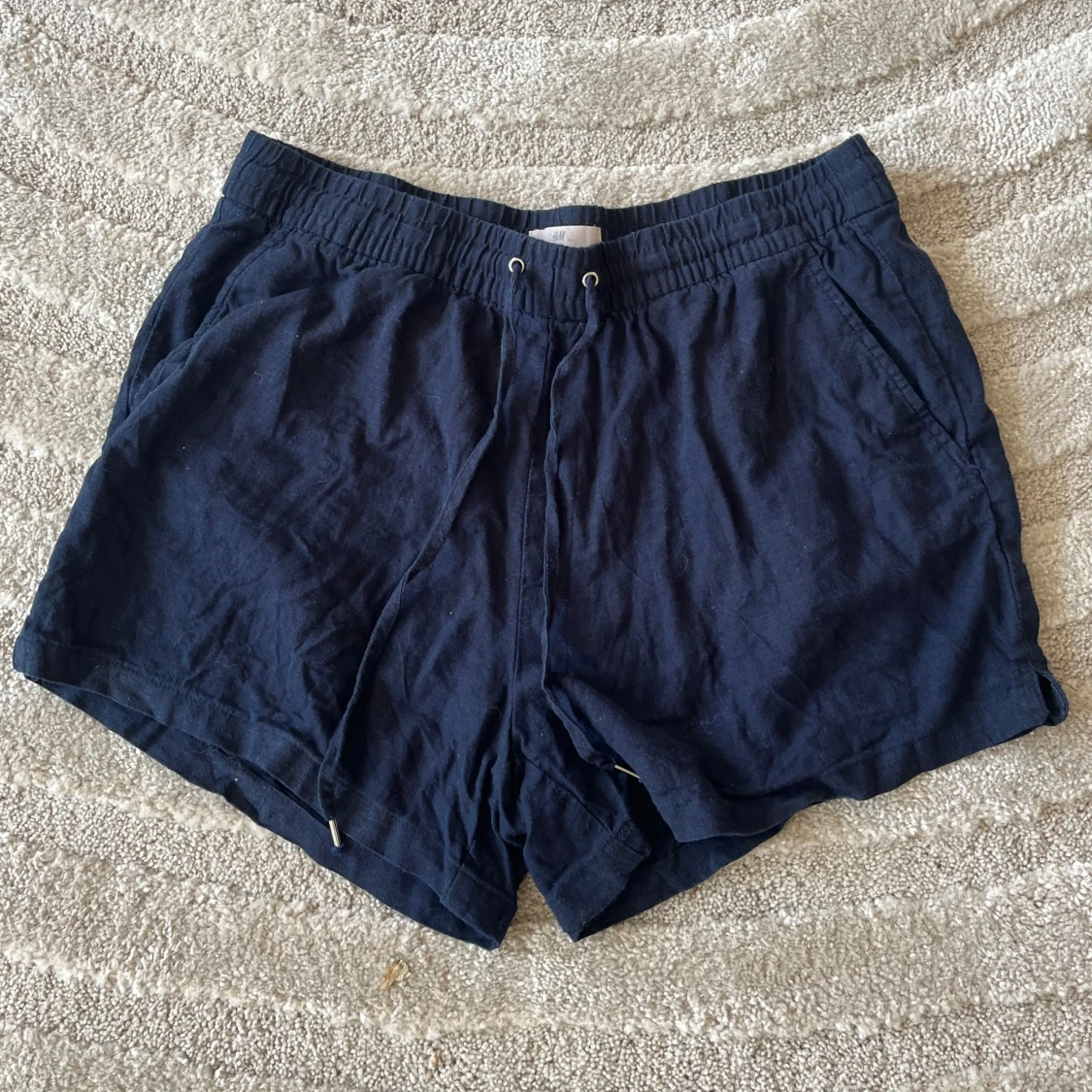 Mörkblå linneshorts från H&M