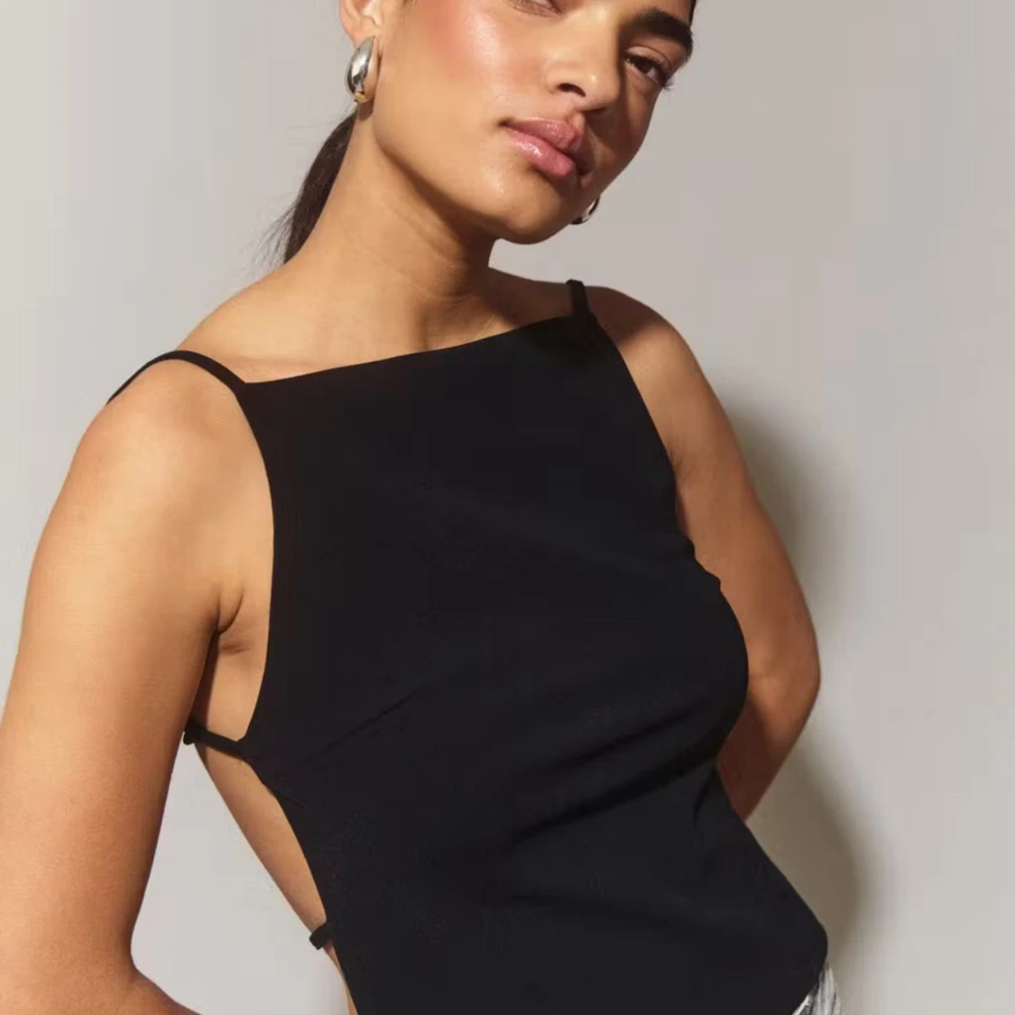 Svart croppad topp med öppen rygg - 1