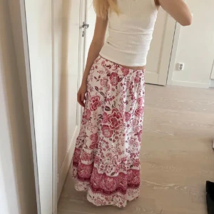 Blommig Zara kjol - Säljer denna kjol då den tyvärr var för liten för mig. Perfekt lång på den förra ägaren som var 164 men passar både längre och kortare också! Passar xs/s. Obs! Lånade bilder (köpt på plick)