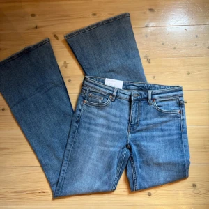 Blå bootcut jeans  - Jättefina jeans ifrån Weekday. Modell: Katsumi låga jeans med utsvängda ben. Säljer på grund av att dem var för små för mig. Prislapp är kvar  Storlek w28/L 32