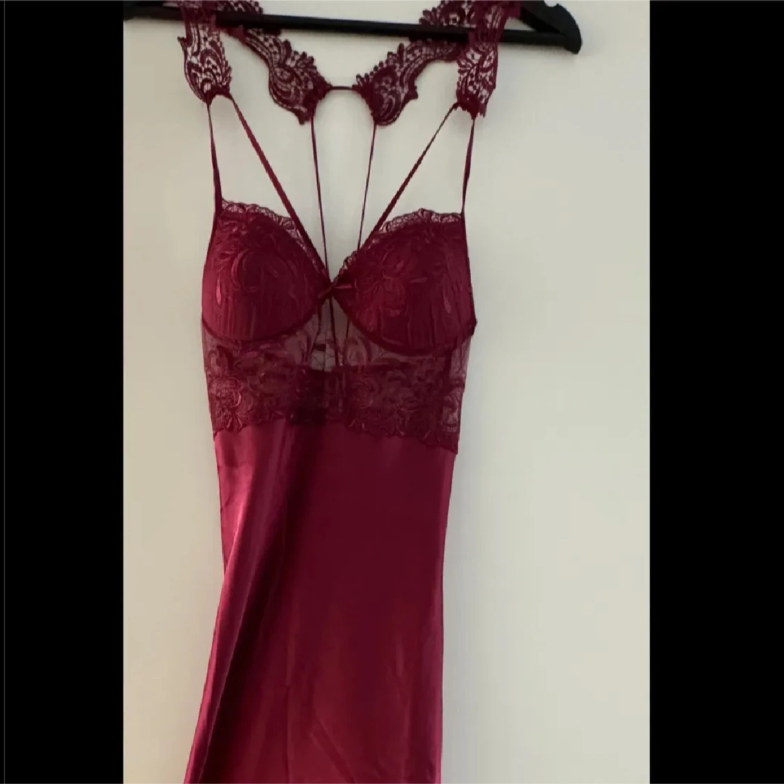 Vinröd sidenlinnetopp med spets - 3