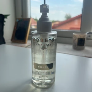 Bobbys Hair Care Body Oil Limited Edition - Säljer denna limited edition body oil från Bobbys Hair Care. Det är en transparent olja i plastflaska med pump. Den ger mycket glow och återfuktar huden superbra. Den är även 100% vegansk och tillverkad i Sverige. Huden blir jättelen och mjuk efteråt. Som ni ser på bilden är den helt full typ, har använt den 3-4 gånger ungefär. Alla kan använda alltså både killar och tjejer!💕