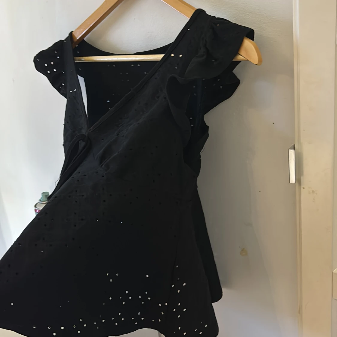 Svart blus med knyt och broderade hål - 2