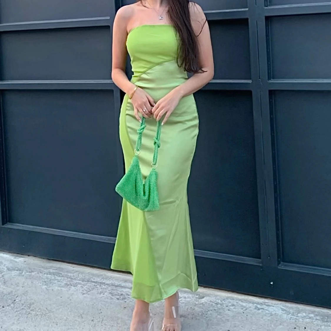 Grön axelbandslös långklänning