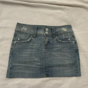 Lågmidjade jeanskjol  - SUPER snygg lågmidjade jeanskjol!! 🤍