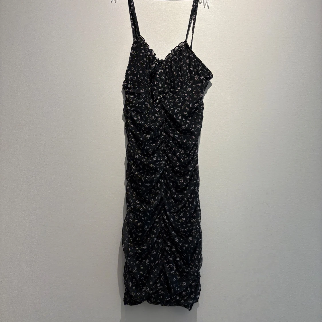 Svart blommig kortklänning DIVIDED