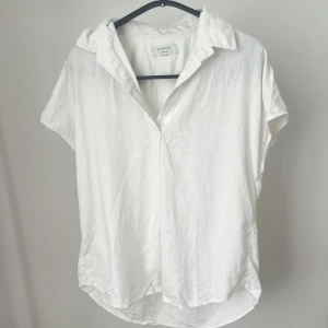 Linné topp <3 - Fin topp i linnéblandning från Banana Republic. Storlekslappen är bortklippt men jag har för mig att den var storlek S, oversized fit. Bröstmåttet är ca 53cm. Har några pyttesmå missfärgningar, syns knappt på bild!