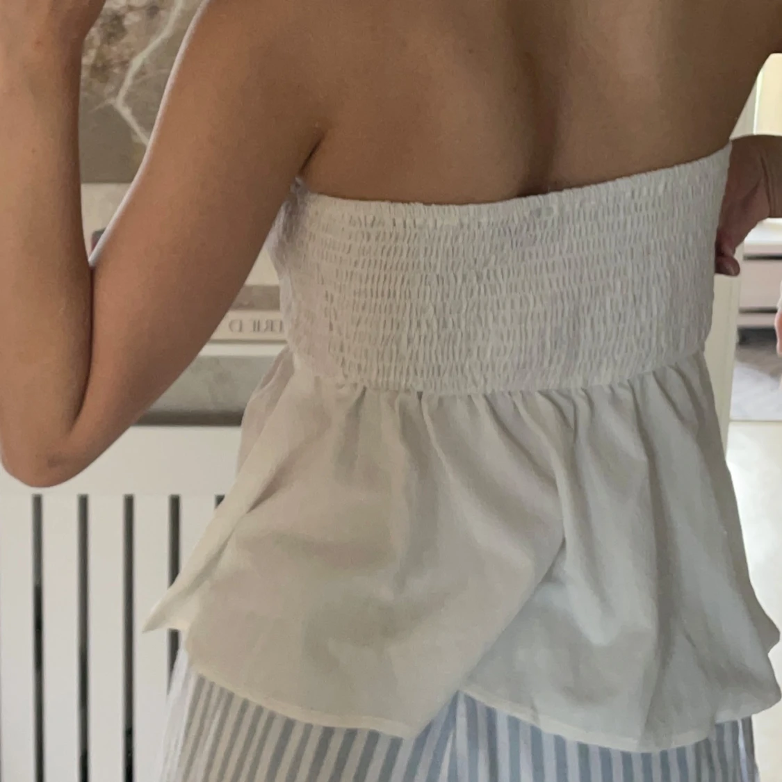 Vit axelbandslös topp med rosett - 1