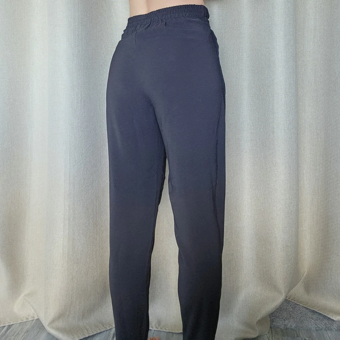 Svarta kostymbyxor med knyt i midjan - 1