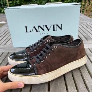 Lanvin skor  - Hej! Säljer nu dessa sjukt snygga Lanvin skor. Skorna är i okej skick! Vi rekommenderar att gå ner en storlek. Har ett begränsat antal boxar och dustbag! Hör gärna av dig vid frågor 
