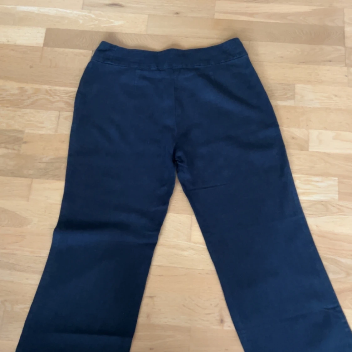 Mörkblå raka linnebyxor 