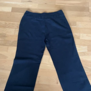 Mörkblå raka linnebyxor  - Snygga mörkblå linnebyxor med raka ben och klassisk passform. Perfekta för en clean och stilren look. Byxorna har diskreta fickor och enkel midja utan synliga detaljer. Perfekt för vilken sommar och vårdag som helst!