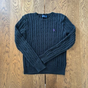 Mörkblå stickad tröja Polo Ralph Lauren - Ralph Lauren damtröja i marinblå bomull, storlek L, i mycket fint skick. 
