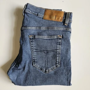 Blåa jeans från Tiger of Sweden - Tja säljer dessa feta Tiger of Sweden jeans i storlek 32/32 för endast 199kr kr. Bra skick utan fläckar men är lite skrynkliga. Säljer även i bulk så man kan köpa 3 stycken jeans som ni ser på bild 4 för endast 499. Kom dm om du har några frågor. 🙌