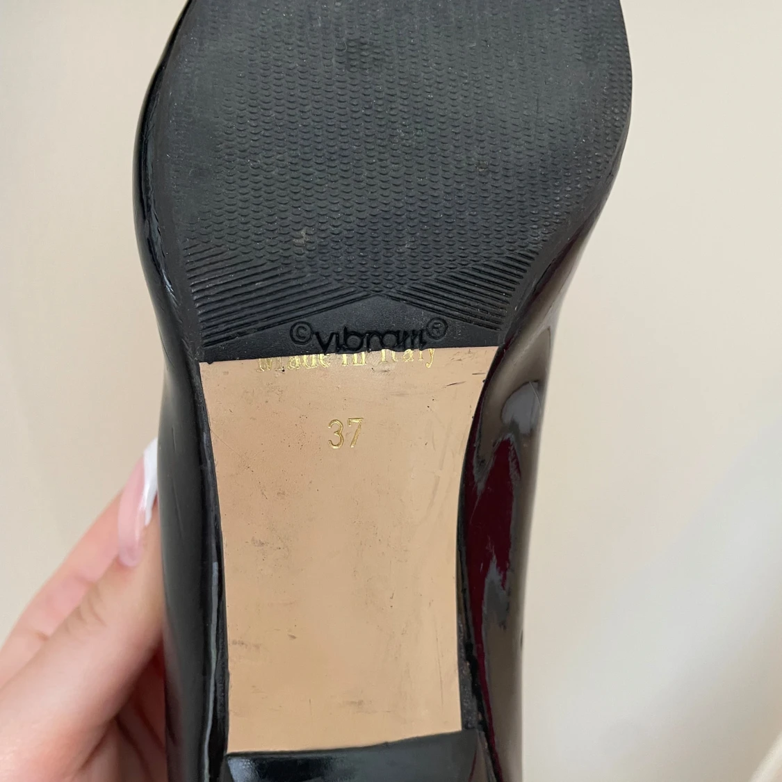 Svarta lackpumps med spetsig tå - 3