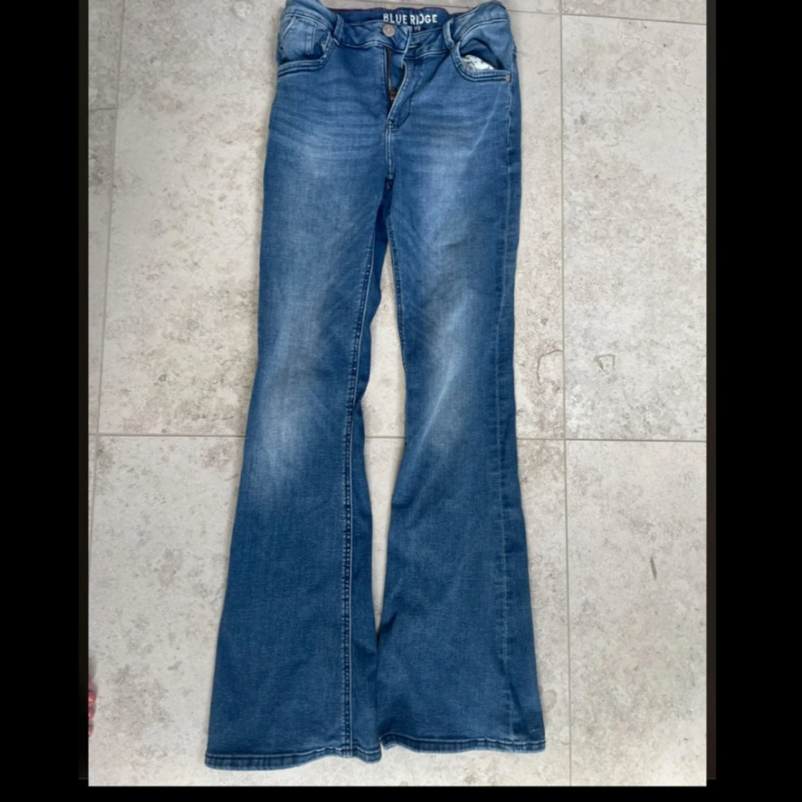 Blåa bootcut jeans