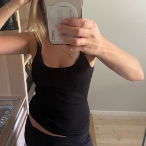 Svart ribbat linne - En svart ribbat linne med breda axelband och rundad halsringning. Från Gina tricot.Pris går att diskutera💕