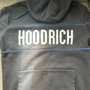 Svart hoodie från Hoodrich XS - Svart hoodie med blåa linjer från Hoodrich i storlek XS. startpris 900 den är också limiterad. Jag har en till likadan fast med röda linjer istället för blåa om intresserad.