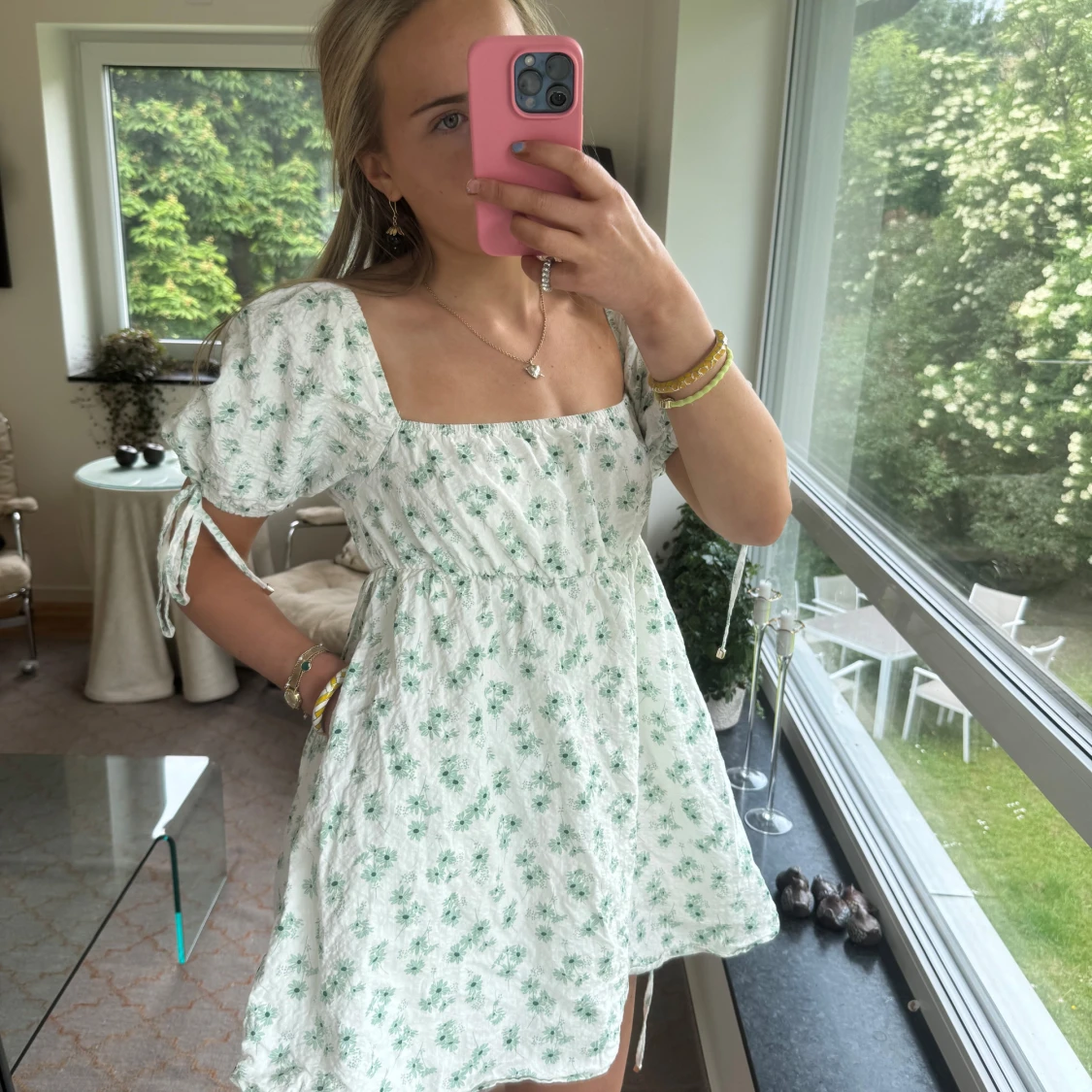 Vit blommig kortklänning med puffärm - 2