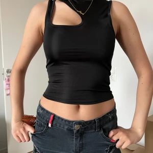 Svart asymmetrisk croppad linnetopp - Säljer en svart croppad linnetopp med unik asymmetrisk skärning och cut-out vid axeln. Från bik bok storlek xs 🖤 använd ett fåtal gånger 