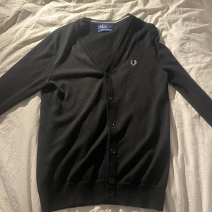  Fred Perry kofta. Storlek S. Merino ull. - Svart kofta från Fred Perry i 100% merino ull. Storlek S. Skriv om ni har frågor!