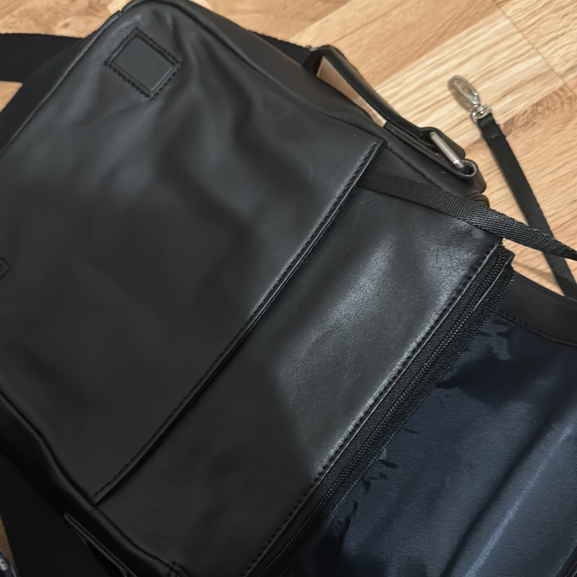 Svart axelväska från Leonhard Heyden - 4