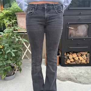Mörkgrå bootcut jeans - Basic bootcut jeans svarta från Zara 🖤🖤🖤